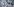 In weiß gekleidete Menschen stehen vor Polizisten