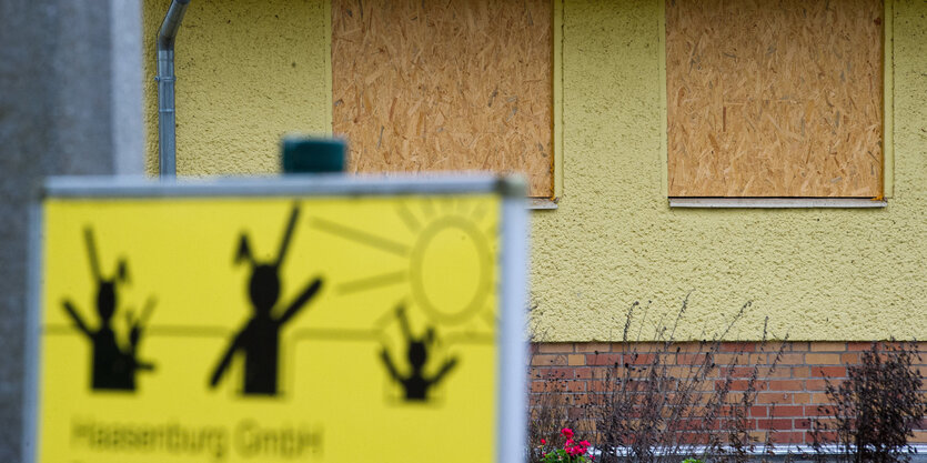 ein gelbes Haus mit geschlossenen Fenstern