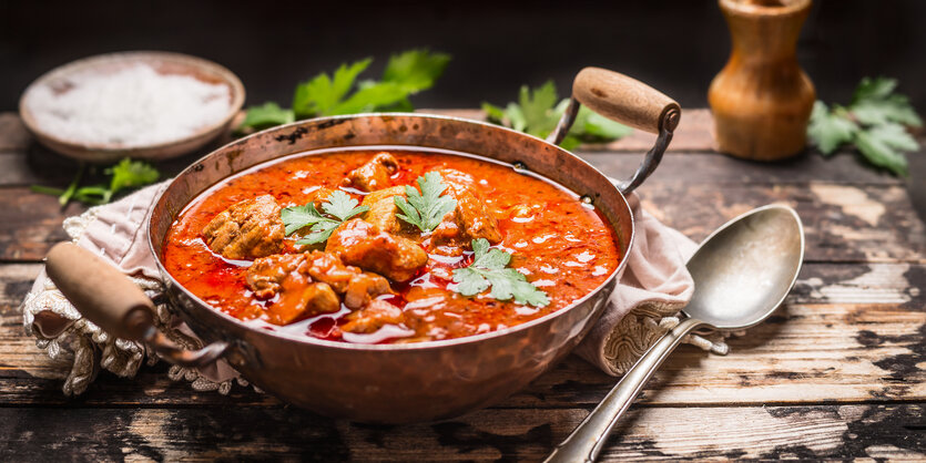 Ein Teller Gulasch steht auf einem Tisch