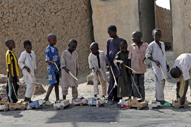 Jungen spielen vor einer Bäckerei in Dapchi, Nigeria