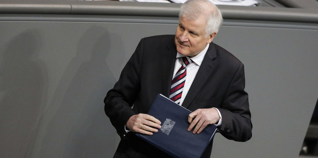 Seehofer verlässt das Rednerpult im Bundestag