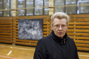 Eine Frau in einer Turnhalle Eine Frau in einer Turnhalle