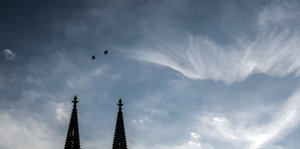 Wolken ziehen am frühen Morgen am Kölner Dom vorbei