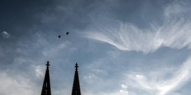 Wolken ziehen am frühen Morgen am Kölner Dom vorbei