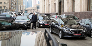 Ein Mann läuft zwischen zahlreichen Autos