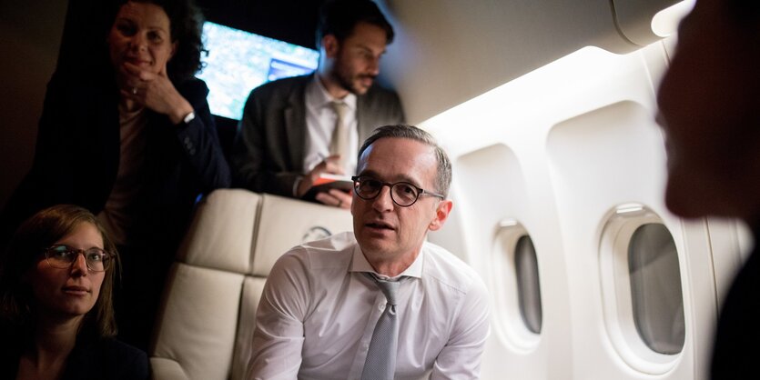 Heiko Maas mit Pressesprecherin und Journalisten im Flugzeug