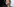 Eine Frau mit geschlossenen Augen vor einem Mikrofon