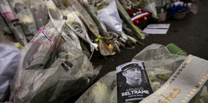 Blumen und ein Bild des getöteten Polizisten