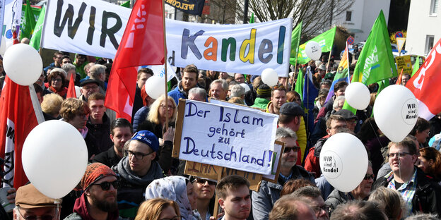 Demo-Teilnehmer mit Plakaten "Wir sind Kandel" und "Der Islam gehört zu Deutschland"