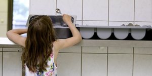 Ein Kind an einer Küchentheke