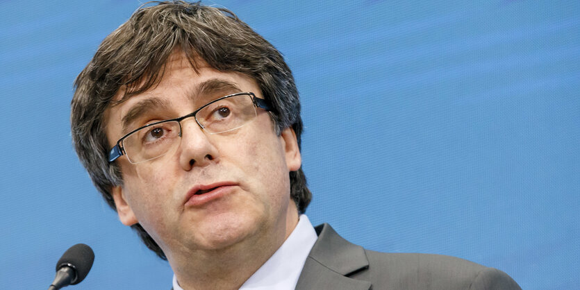 Puigdemont vor einem Mikro