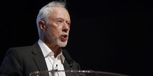 Coetzee an einem Mikrofon