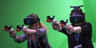 Vier Personen mit Virtual Reality-Brillen und Controllern