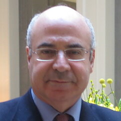 Bill Browder steht in einer Lobby