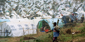 Ein Junge vor UNHCR-Zelten für Flüchtlinge