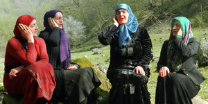 Sängerinnen des Aznash-Ensmbles im Gebirge