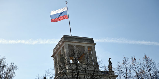 Gebäude mit russischer Flagge auf dem Dach