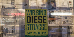 Bizim Kiez-Plakat an einem Schaufenster