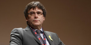 Carles Puigdemont auf einem Podium
