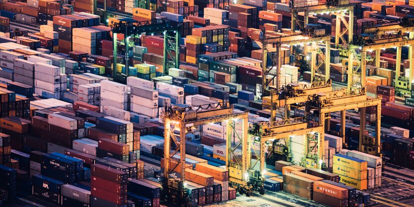 Viele Container werden verladen