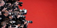 Zahlreiche Fotografen am roten Teppich