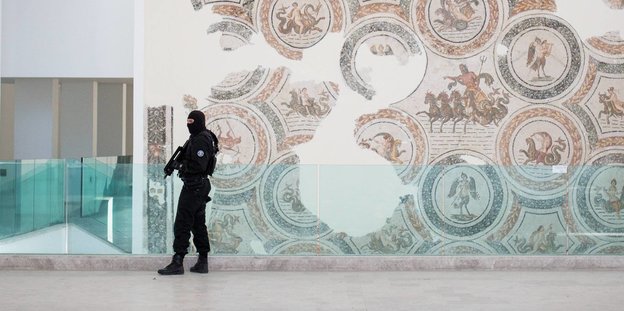 Ein Bewaffneter Sicherheitsmitarbeiter im Bardo-Museum, 2015