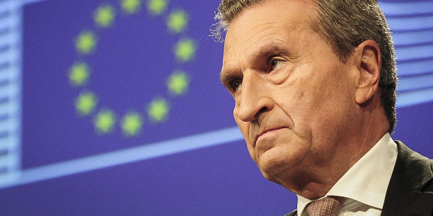 EU-Kommissar Günther Oettinger ist vor einer EU-Fahne zu sehen.