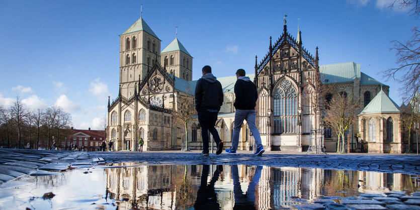 Der St.-Paulus-Dom spiegelt sich in einer Pfütze