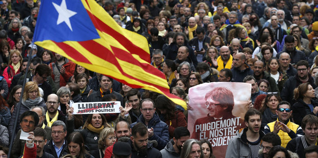Demonstranten, die für die Unabhängigkeit Kataloniens sind, marschieren durch Barcelona und verlangen die Entlassung katalanischer Politiker, die seit der Unabhängigkeitserklärung Kataloniens in Haft sind