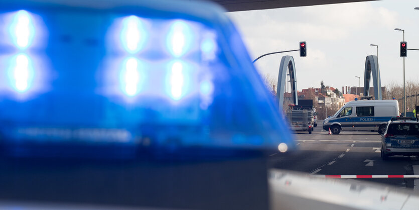 Polizeiblaulicht vor der Brücke