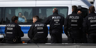 Mehrere Polizisten stehen entspannt rum