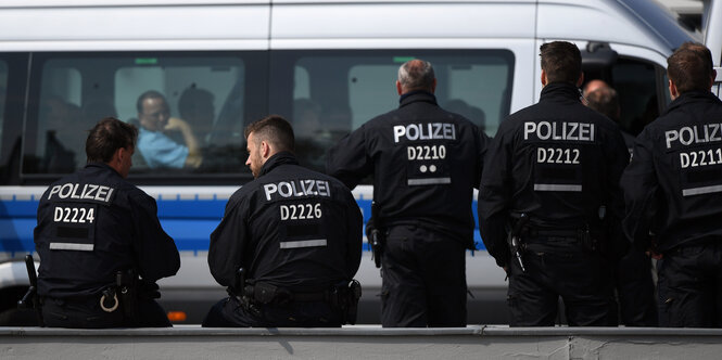 Mehrere Polizisten stehen entspannt rum