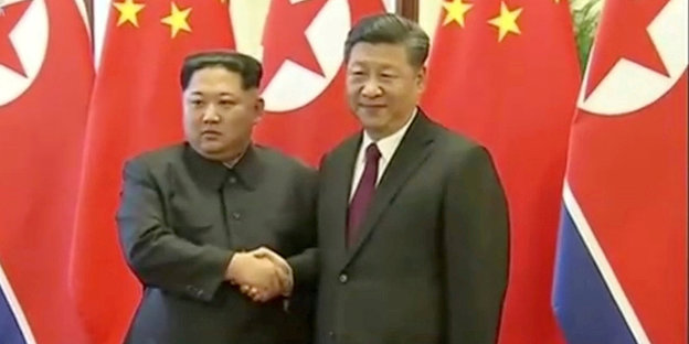 Kim Jong Un und Xi Jinping schütteln sich die Hände