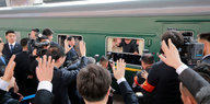 Kim Jong Un winkt Reportern aus einem Zugfenster zu