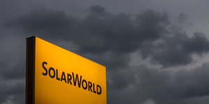 Das SolarWorld Logo vor dunklen Wolken