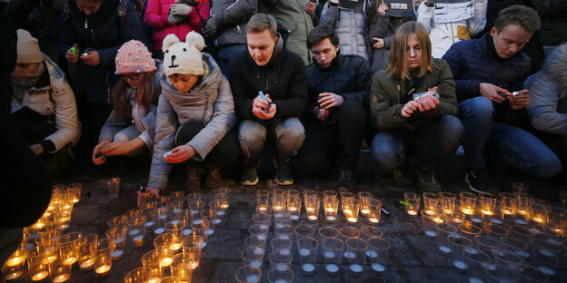 In Moskau zünden Menschen Kerzen für die Opfer des Brandes in Kemerowo an
