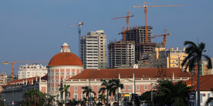 Angolas Zentralbank, dahinter Hochhäuser ohne Ende
