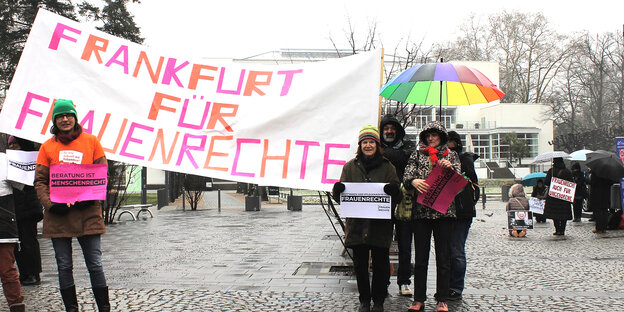 Demonstranten mit Transparent Demonstranten mit Transparent