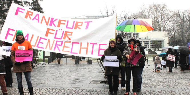 Demonstranten mit Transparent