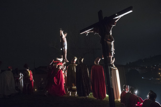 Schauspieler stellt Jesus am Kreuz dar