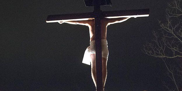 Schauspieler stellt Jesus am Kreuz nach