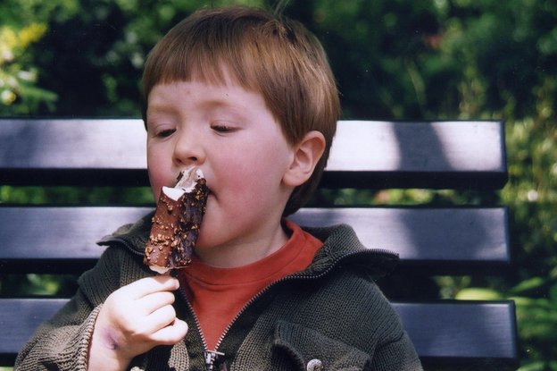 Ein Junge isst ein Eis