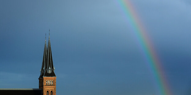 Ein Regenbogen am Himmel über der Familienkirch in Wien