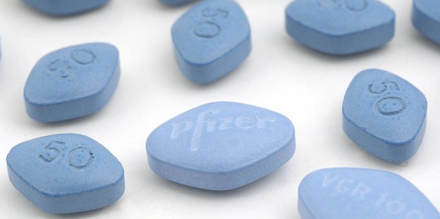 Eine Tablette Viagra auf der Medikamentenverpackung
