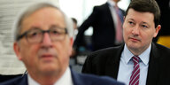 Der Generalsekretär der Europäischen Kommission, Martin Selmayr, sitzt hinter Kommissionspräsident Jean-Claude Juncker