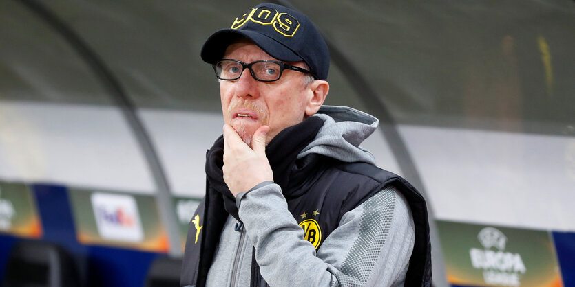 Porträt Peter Stöger - mit Baseballcap vor der Trainerbank