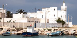 Boote vor Sidi Bou Said in Tunesien