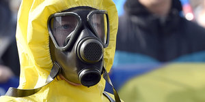 Ein Menschen in Kostümen, bei einem Marsch gegen die Uran-Anreicherungsanlage in Gronau