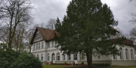 Das "Haus 3" im Park des Klinikums Bremen-Ost