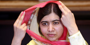 Malala - sie rückt sich ihr Kopftuch zurecht